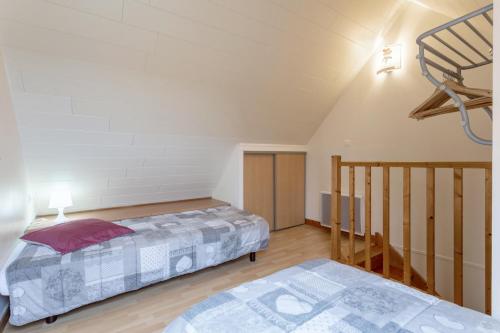 1 dormitorio con 2 camas y escalera en Chez Fanch, en Camaret-sur-Mer