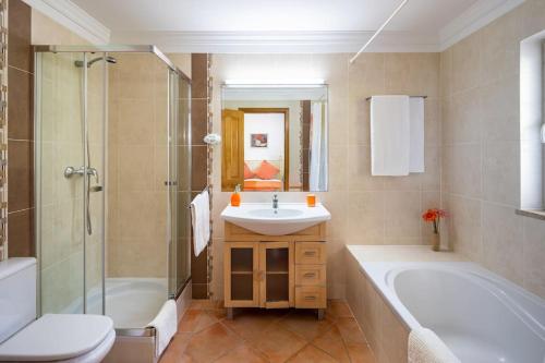 7+1 BEDROOM PRIVATE VILLA, HEATED POOL, GAMES, BBQ