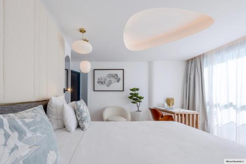 Ein Bett oder Betten in einem Zimmer der Unterkunft GOLDEN TULIP LYON OUEST TECHLID Hotel & Spa