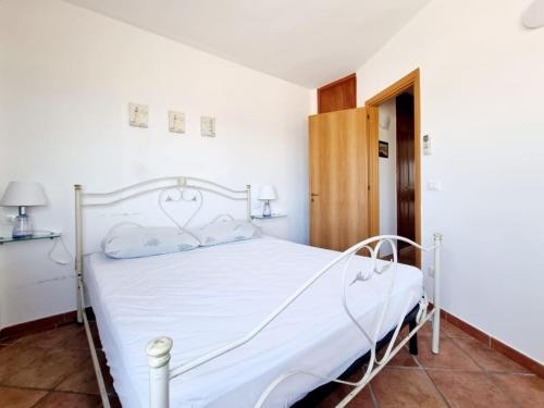 um quarto com uma cama branca e uma colcha branca em Appartamento fronte mare in via fiume em Gallipoli