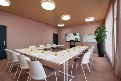 Télévision ou salle de divertissement dans l'établissement b-smart hotel Arbon
