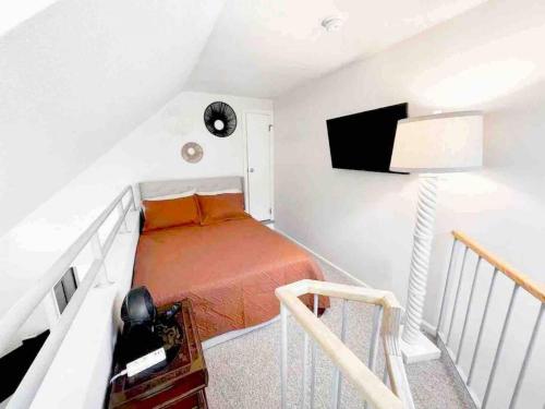 Dormitorio pequeño con cama en el ático en Top (third) floor loft condo. Full resort access., en Claysburg