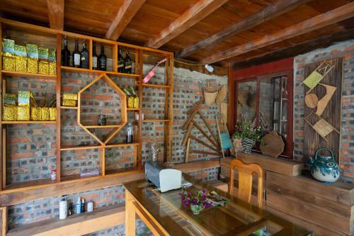 una habitación con una mesa y algunas botellas de vino en Mu Cang Homestay, en Lao San Chay