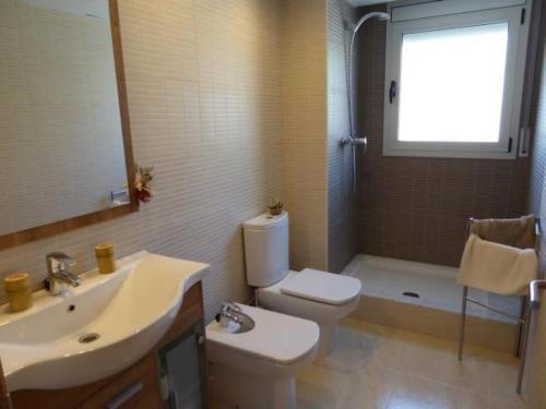 リャンサにあるDalí Apartmentのバスルーム(トイレ、洗面台、シャワー付)