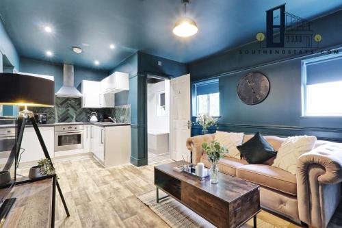 uma sala de estar com um sofá e uma mesa em Urban Lux - Modern One-Bedroom Flat in Southend-On-Sea - Southend Stays em Southend-on-Sea