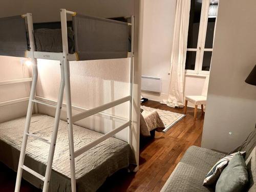 een slaapkamer met een stapelbed en een ladder bij Appartement - Ax les Thermes in Ax-les-Thermes