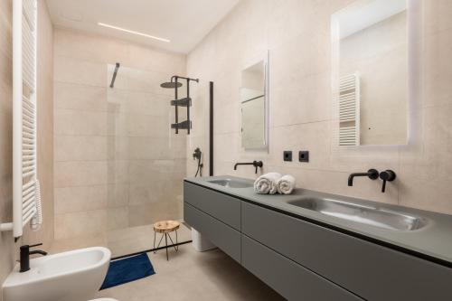 een badkamer met een wastafel, een bad en een toilet bij Penthouse Rio Kantrida in Rijeka