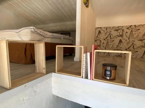 une chambre avec un lit et des livres sur une étagère dans l'établissement Loft Sur les toits, à Aix-en-Provence