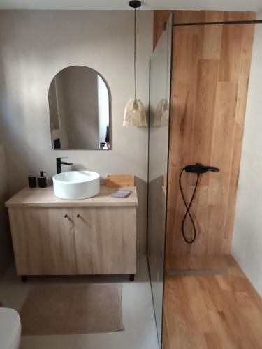 een badkamer met een wastafel en een spiegel bij City Spot in Heraklion