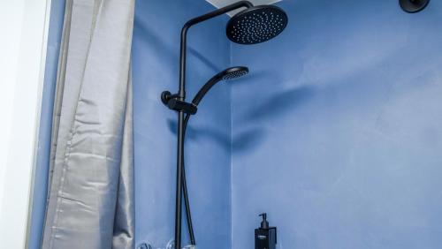 a shower in a bathroom with a shower head at Ruhig, Zentral & Modern im Herzen Ulms in Ulm