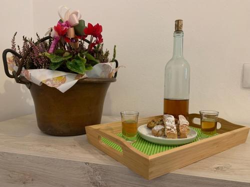 eine Flasche Wein, ein Teller mit Essen und ein Getränk in der Unterkunft B & B Giu & Dany in Bruscoli