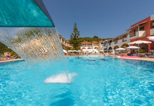 una fuente de agua en una piscina en Sunrise Zante - Adults Only Hotel, en Tsilivi