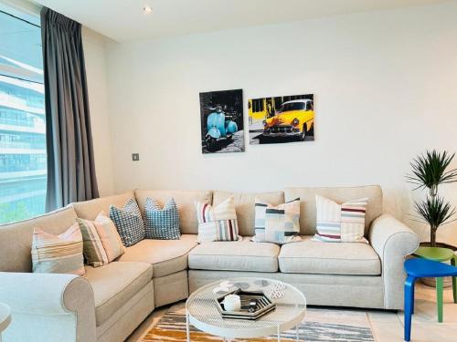 ein Wohnzimmer mit Sofa und gelbem Auto in der Unterkunft The Bay Watchers Abu Dhabi 203NB in Abu Dhabi