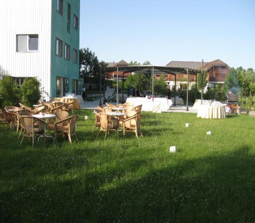 a group of tables and chairs in the grass at San Lorenzo Si Alberga in Camigliatello Silano