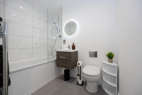 een badkamer met een toilet, een douche en een wastafel bij Oscar House - 2 Bed City Apartment with Free Parking in Manchester