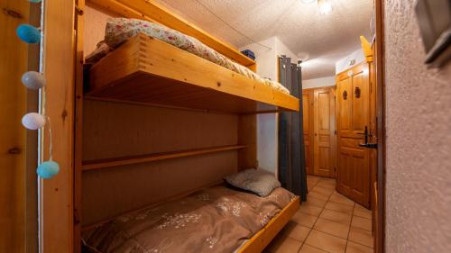 een slaapkamer met 2 stapelbedden in een kamer bij OURSONS 4 - 30 - Superbe appt 6 pers in Morillon