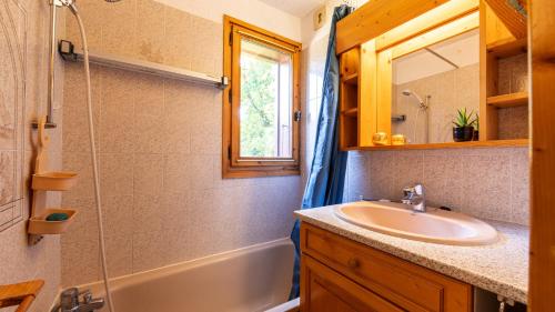 een badkamer met een wastafel, een bad en een douche bij OURSONS 4 - 30 - Superbe appt 6 pers in Morillon