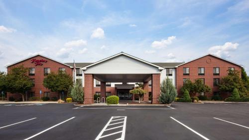 un estacionamiento frente a un hospital en Hampton Inn Medford, en Medford