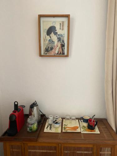 une table en bois avec une photo sur le mur dans l'établissement L’Atelier room, à Saint-Denis