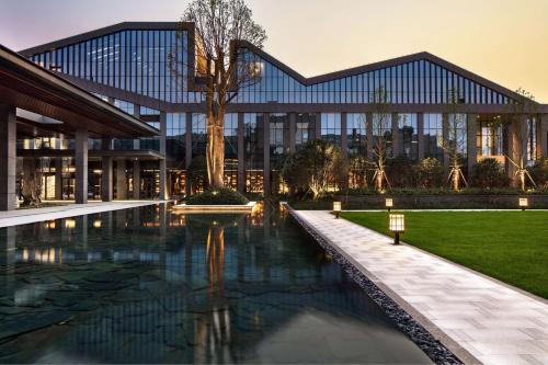 寧波的住宿－宁波东钱湖华茂希尔顿酒店，建筑前的一座带游泳池的建筑