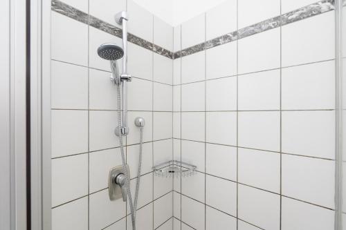 Ванна кімната в Hotel-Zimmer direkt am See