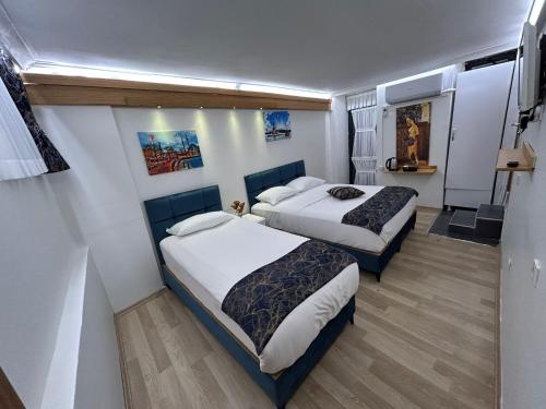 Habitación de hotel con 2 camas y pasillo en Seven Rooms Oldcity Hotel, en Estambul