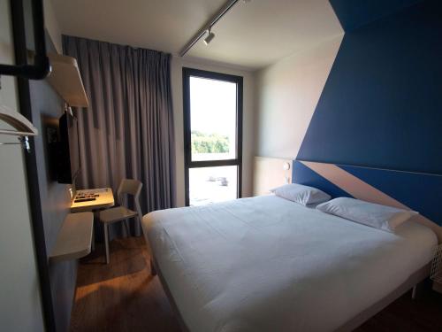 ルデアックにあるibis budget Loudéac Vélodromeのベッドルーム1室(白いベッド1台、青い壁付)