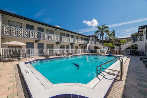 uma grande piscina em frente a um edifício em Quality Inn & Suites Altamonte Springs Orlando-North em Orlando
