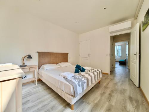 une chambre avec un grand lit et un bureau dans l'établissement Foch 3 by Booking Guys, à Villefranche-sur-Mer