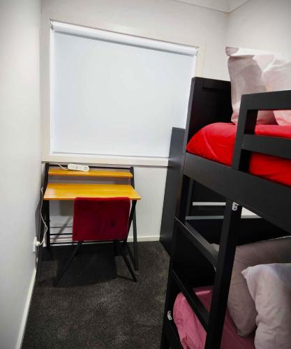 Ένα ή περισσότερα κρεβάτια σε δωμάτιο στο Lucas One 2-bedroom apartment NBN Pets