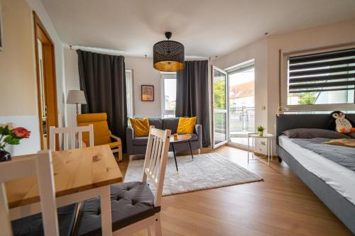 Postel nebo postele na pokoji v ubytování FULL HOUSE Studios - KornhausPremium Apartment - Balkon, WiFi