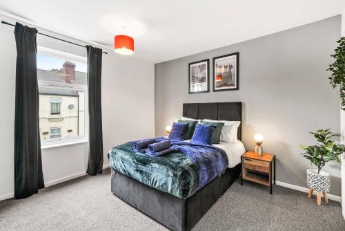 um quarto com uma cama e uma janela em Stylish 4 Bed House in Yorkshire - Sleeps 9 em Hickleton