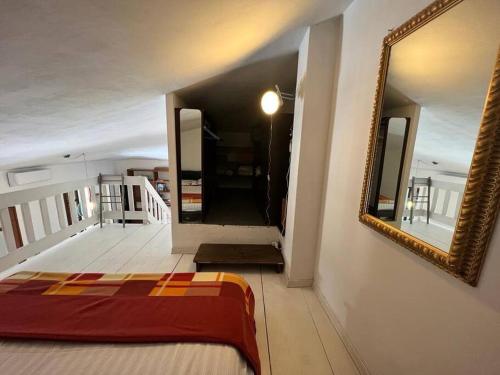 Schlafzimmer mit einem Spiegel an der Wand und einem Bett in der Unterkunft Tacos House in Empoli
