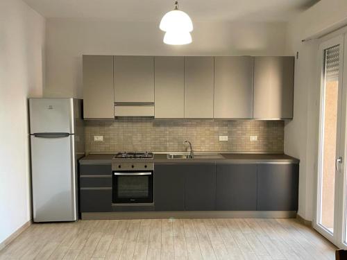 Kuchyň nebo kuchyňský kout v ubytování appartamento fronte mare