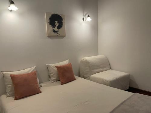 1 dormitorio con 1 cama y 1 silla en Miguel Bombarda Cozy Apartment, en Oporto