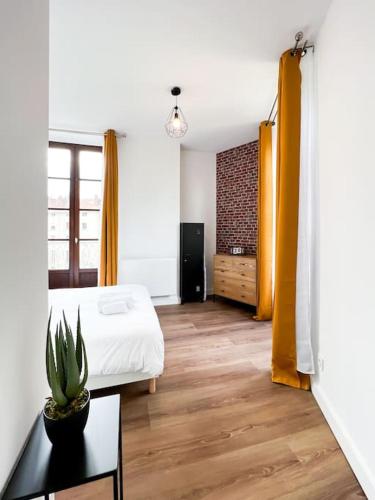- une chambre avec un lit et un cactus dans l'établissement Hyper centre de Grenoble, esprit industriel - fibre, à Grenoble