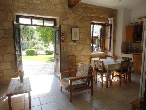 cocina y comedor con mesa y sillas en Spanos House, en Goudhi