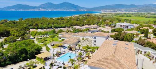 una vista aerea di un resort con piscina e oceano di Bella Vista Hôtel, Suites & Maisons a Porticcio