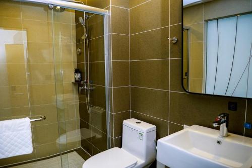 a bathroom with a shower and a toilet and a sink at Thank Inn Plus Yinchuan Dayue City in Yinchuan