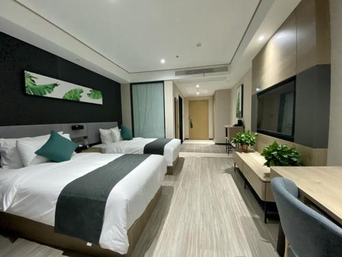 Habitación de hotel con 2 camas y TV en Thank Inn Plus Suqian Shuyang Shandong Mall en Suqian
