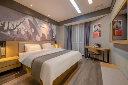 Un pat sau paturi într-o cameră la Thank Inn Plus Ordos Qipanjing Government Affairs Service Center