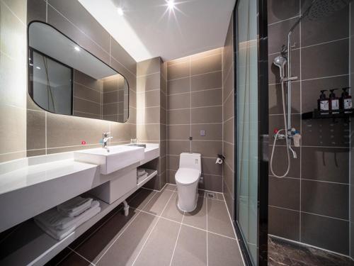 een badkamer met een toilet, een wastafel en een douche bij Thank Inn Plus Zhuji High-Speed Railway Statio Wangyun Road in Zhuji