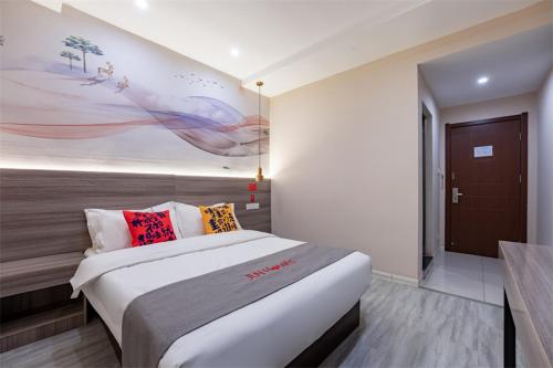 Ein Bett oder Betten in einem Zimmer der Unterkunft Junyi Hotel Wuhan Liuduqiao Subway Station
