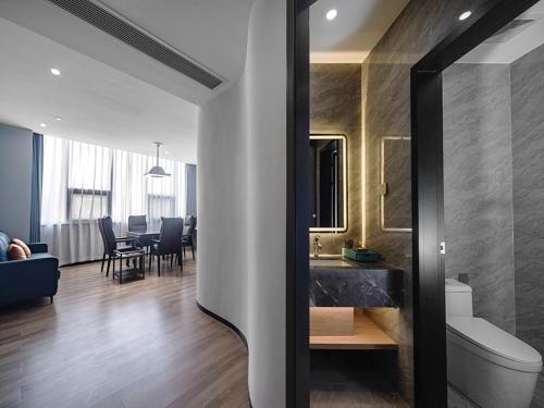 Habitación con baño con lavabo y aseo. en LanOu Hotel Qianjiang High-Speed Railway Station Lobster City, en Qianjiang