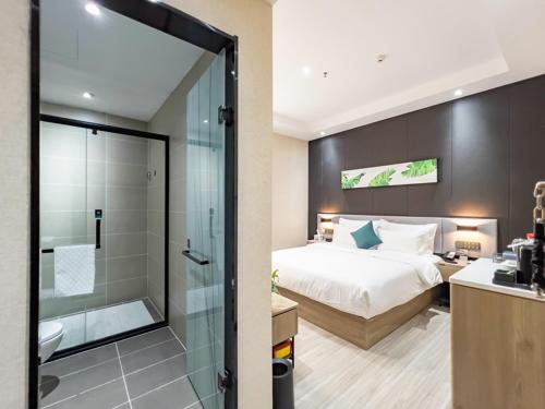 een slaapkamer met een bed en een badkamer met een douche bij Thank Inn Plus Handan She County Longnan Road in She