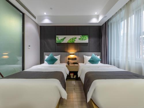 Кровать или кровати в номере Thank Inn Plus Suqian Sihong Hongze Lake Avenue