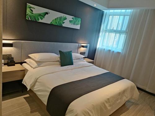 um quarto com uma cama grande e uma janela em Thank Inn Plus Jinzhong Yuci No 1 Middle School em Jinzhong