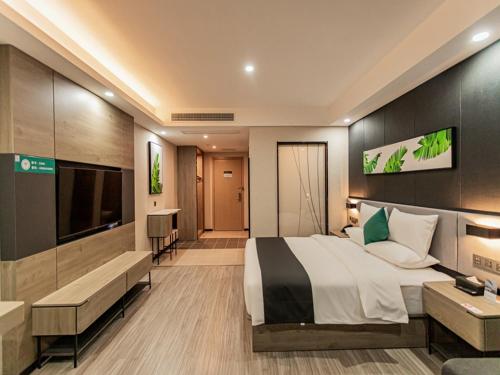 een hotelkamer met een groot bed en een televisie bij Thank Inn Plus Xuzhou Yunchuang Technology Park Ocean Polar World in Xuzhou