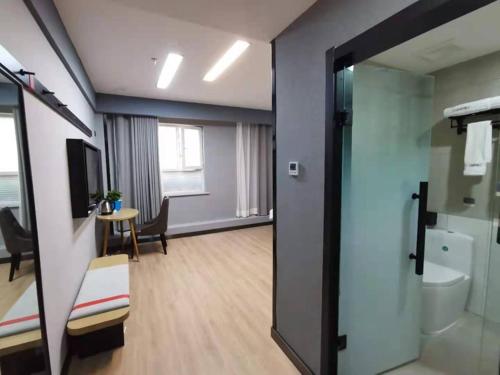庫爾勒的住宿－尚客优精选库尔勒萨依巴格市场酒店，客房设有带卫生间的浴室和电视。
