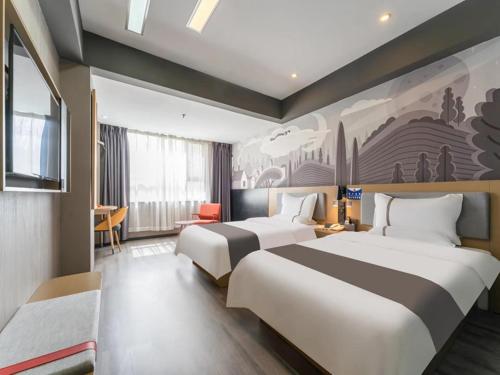um quarto de hotel com duas camas e um quadro na parede em Thank Inn Plus Kashgar Ancient City Pedestrian Street em Kashgar